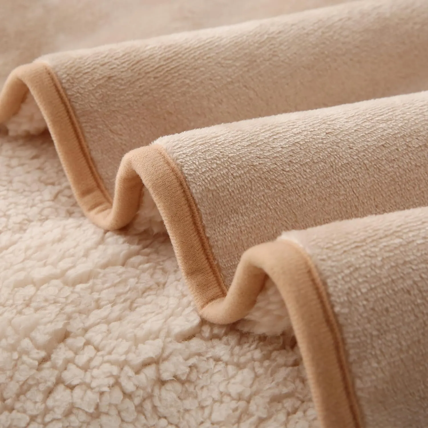 DaysU Waterproof Dog Blanket for Small Dogs - Soft Sherpa Fleece Reversible Pet Blanket, Cat Blanket Washable for Couch Protection, Warm Plush Dog Throw, 40"x50" Light Camel
